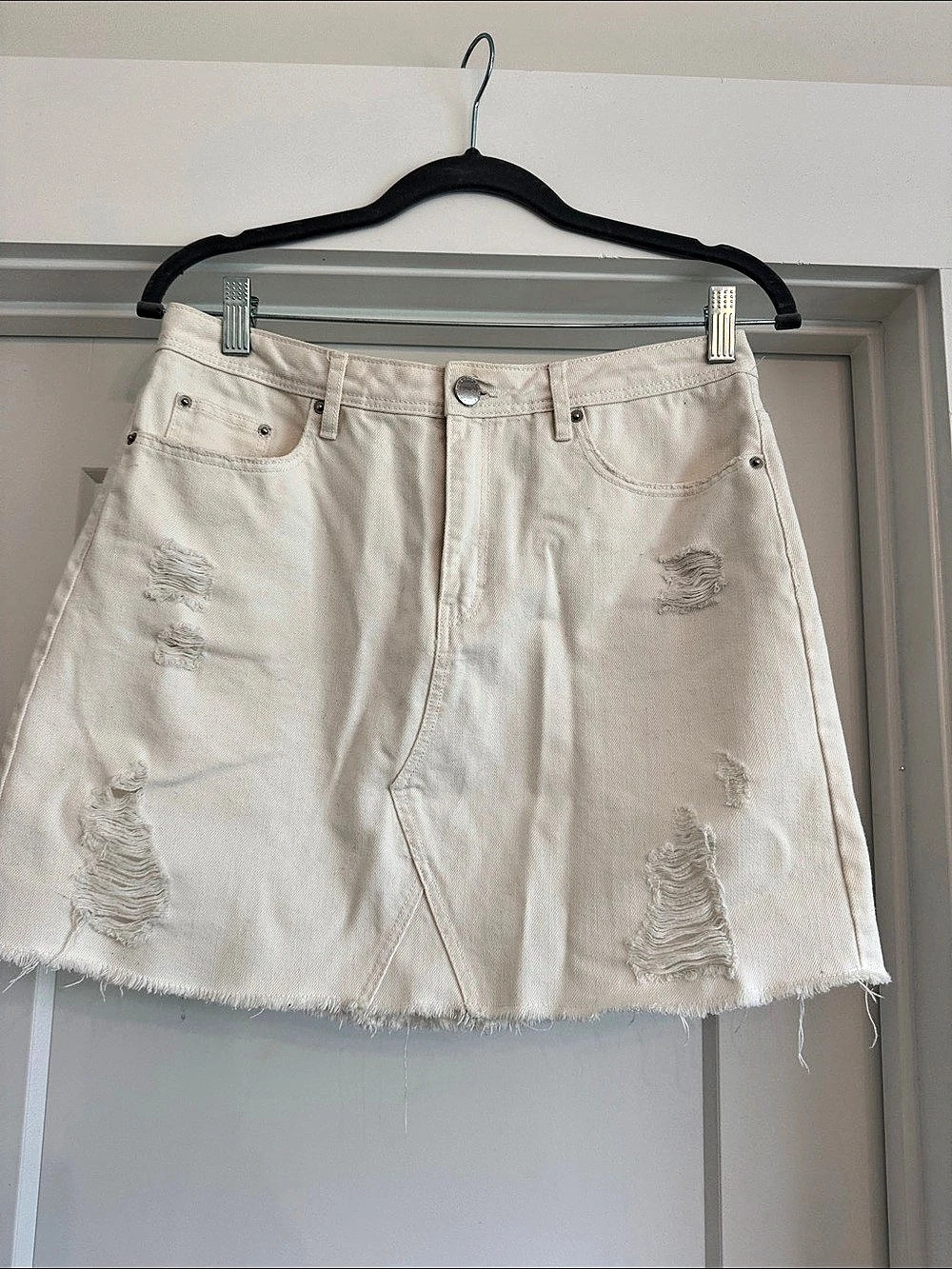 H&M Distressed Denim Shorts in white Size 6